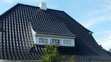 Tegltag er en klassisk og populær tagtype, der er lavet af hårdt brændt ler. Tegltag har en lang levetid på 50-70 år, og passer godt til ældre murstensvillaer og andre huse med en traditionel stil.