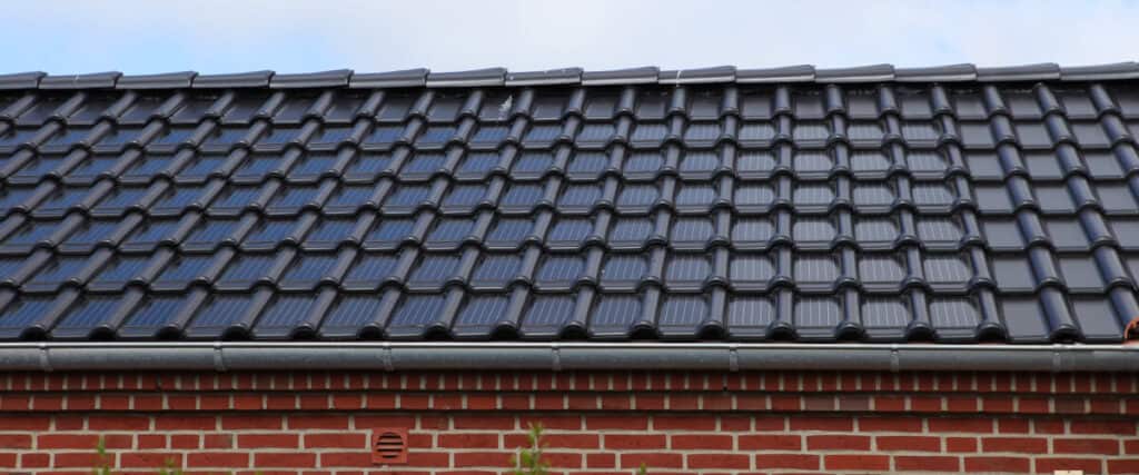Tegltag med indbyggede solceller