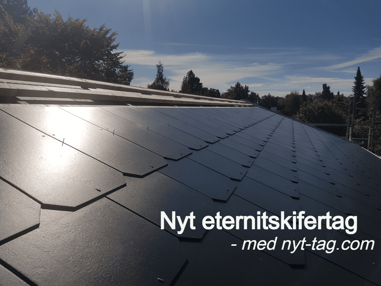 Eternitskifertag - Eternittag fås som plane plader som på dette billede eller bølgeeternit