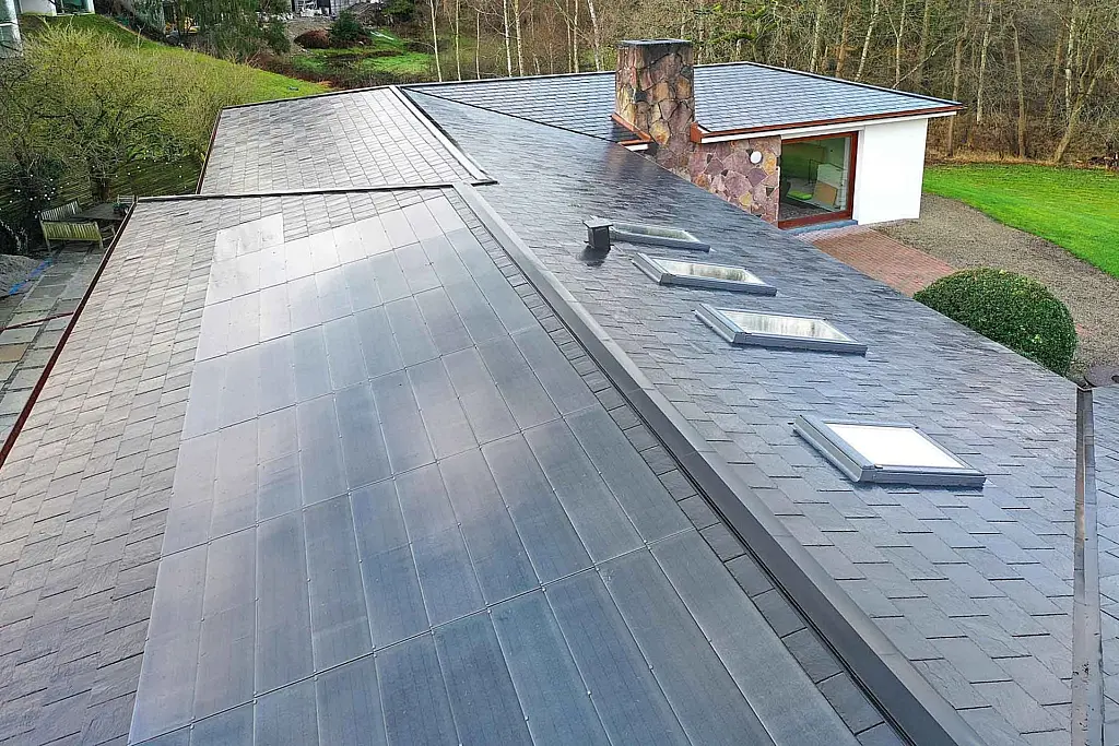 Naturskifertag med indbyggede solceller