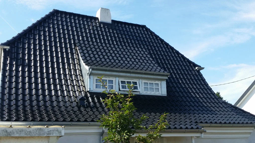 Ædel engoberet tegltag med falstagsten