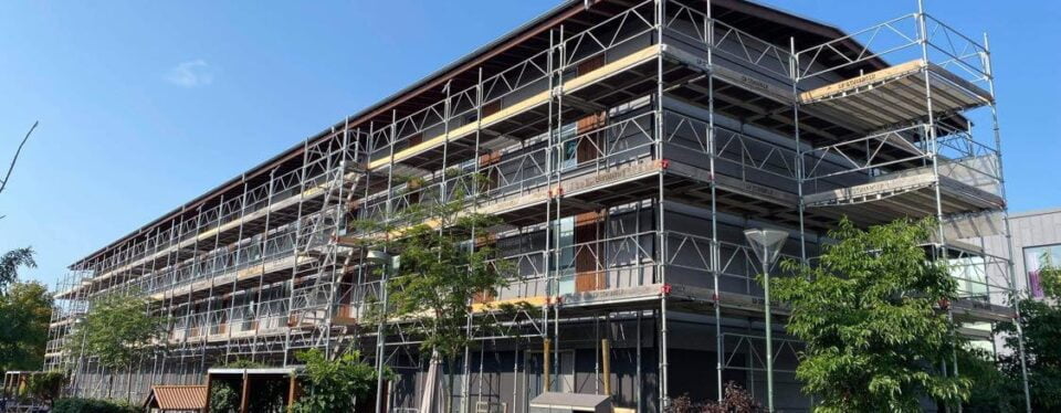 Stillads til vinduesudskiftning og facadearbejde hos boligforening