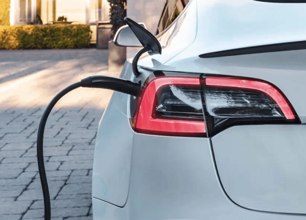 Lad elbilen op om natten med et solcellebatteri